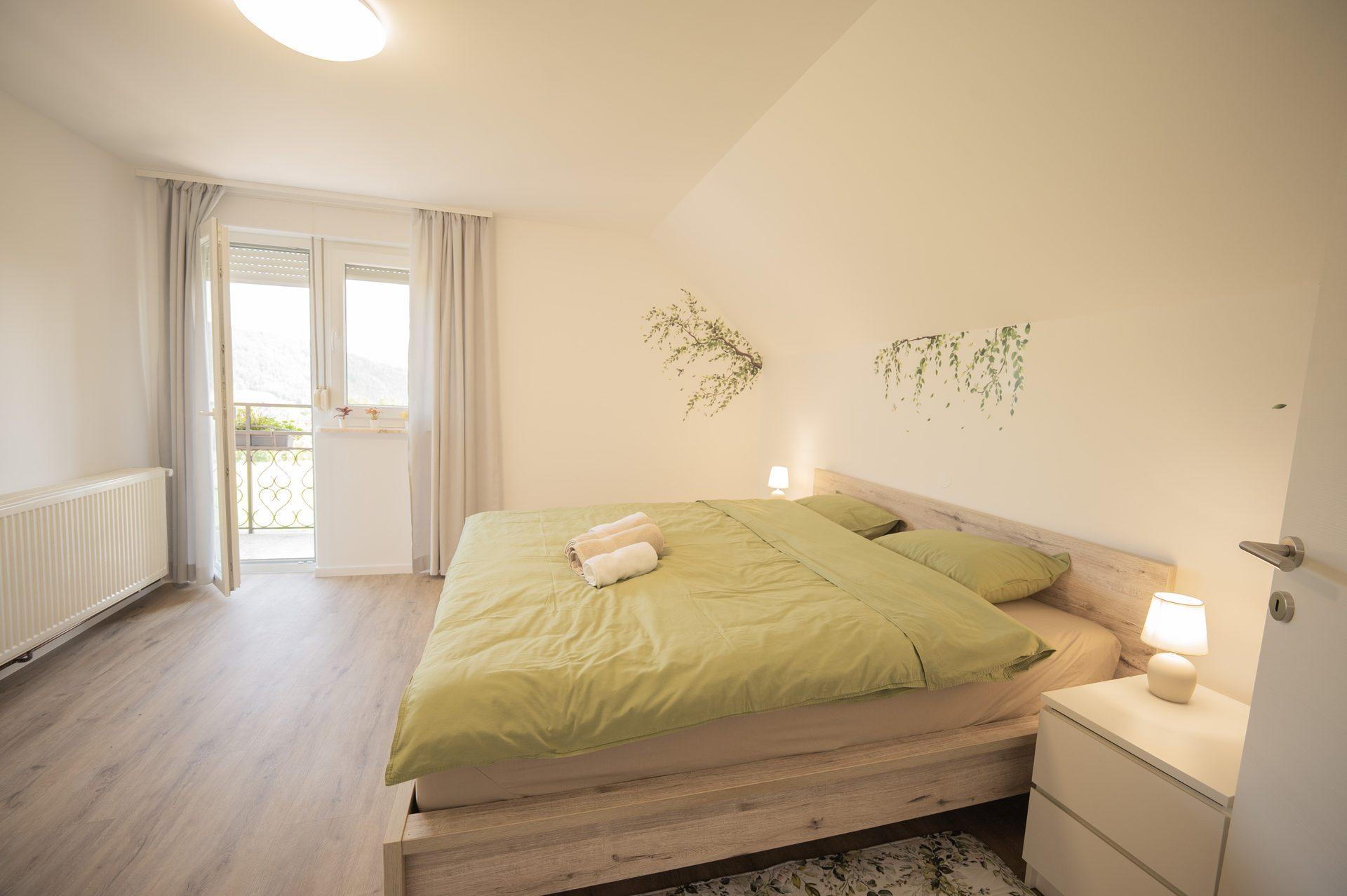 Zelena spalnica / Green bedroom